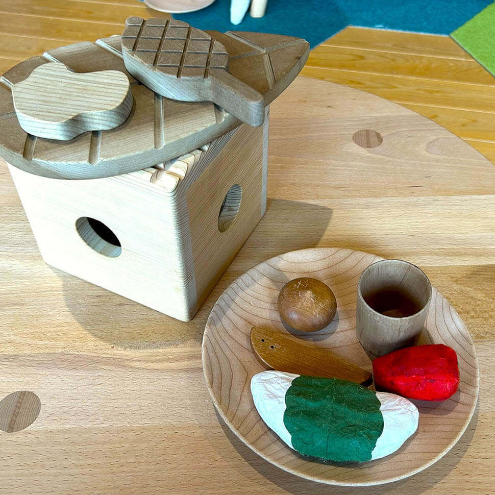 おままごと用の木で作られた食器や食材