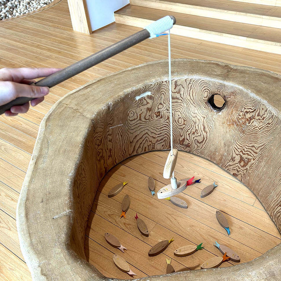 木でできた釣り竿と、木でできた魚