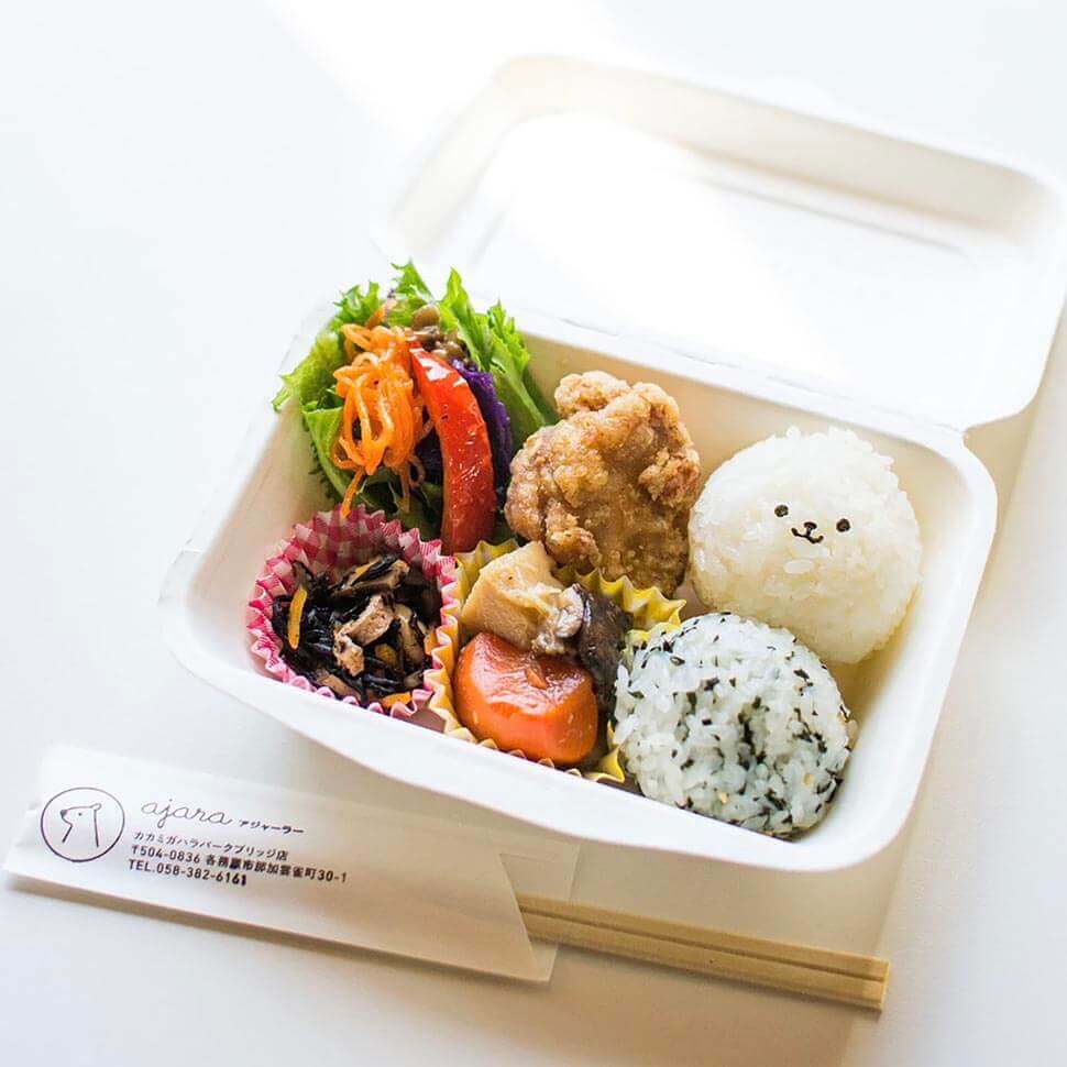おにぎり2つとお惣菜4種類が入ったお弁当