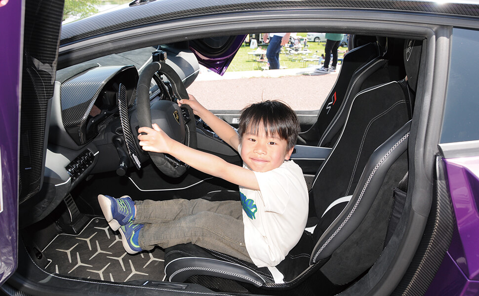 アヴェンタドールSVJの運転席に乗車体験してご機嫌♪