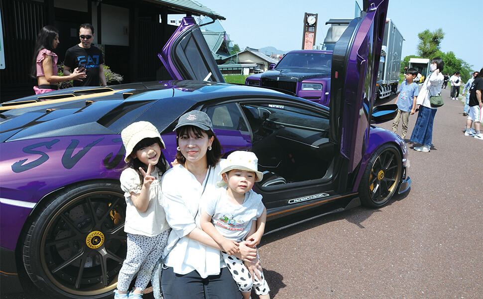 かっこいい車に子どもたちも興味津々！