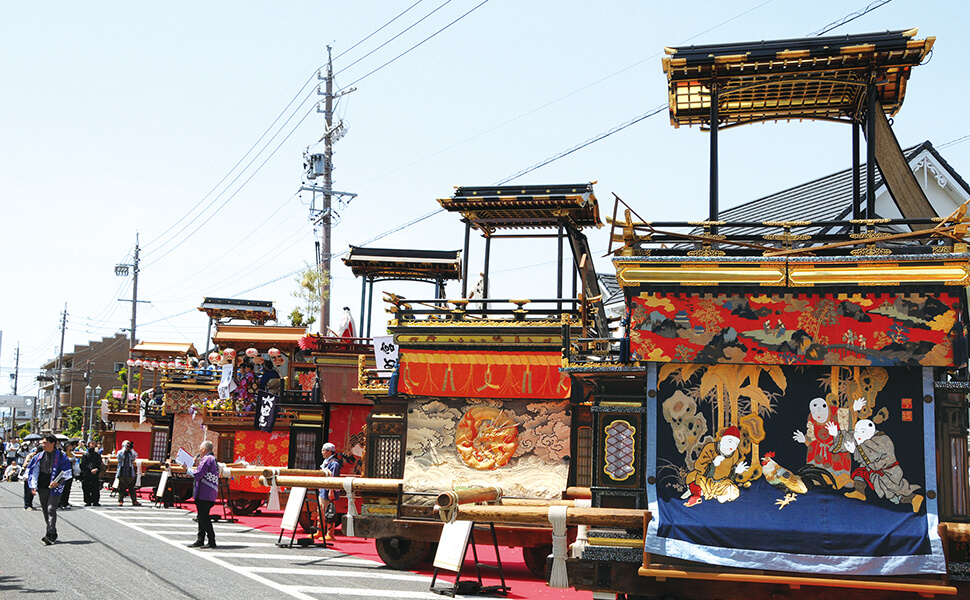 華やかな山車が並んだ曳きそろえ会場。