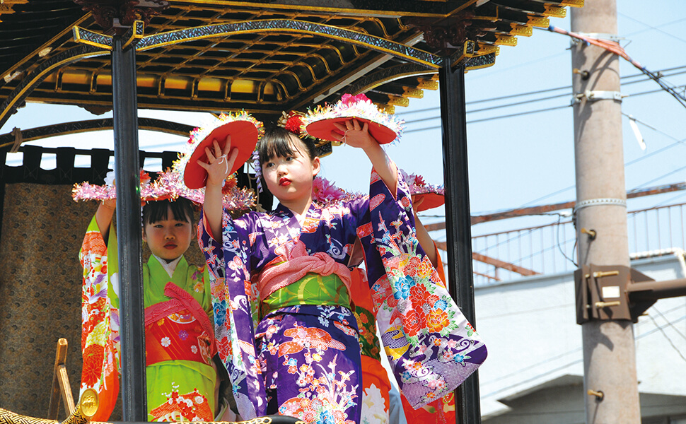 子どもたちがかわいらしく手踊りを披露。