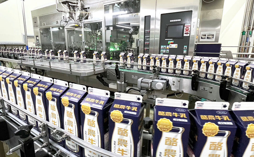 の牛乳製品東海牛乳で売上ナンバーワンの「酪農牛乳」の充填工程。