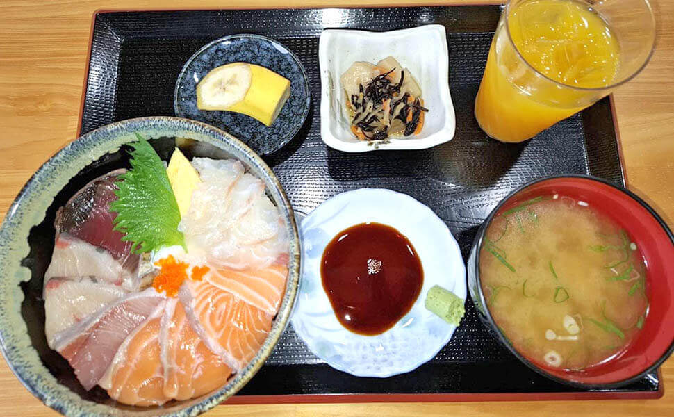 Aランチの海鮮丼、味噌汁、小鉢、ミニデザート、ドリンク