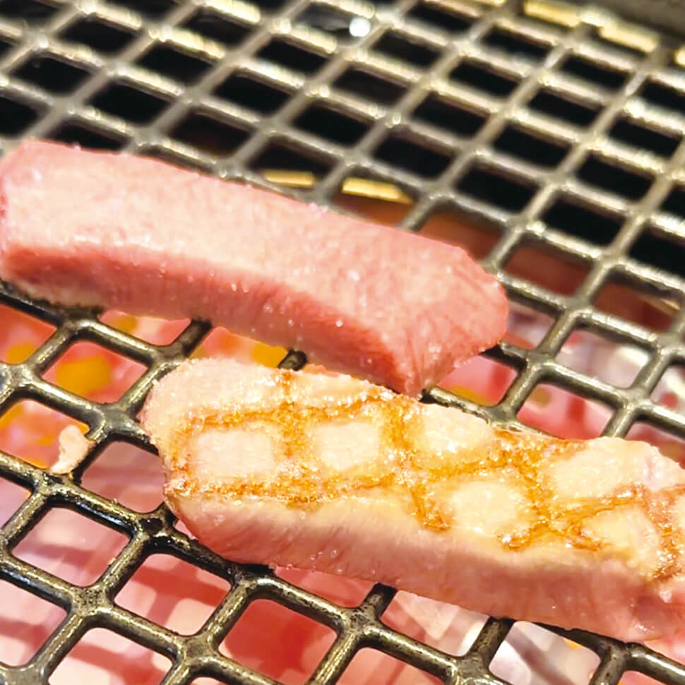 タン元だけを使用した厚切りタン。