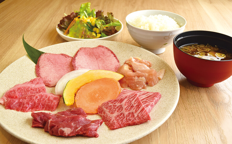 和牛炙りユッケ 858円