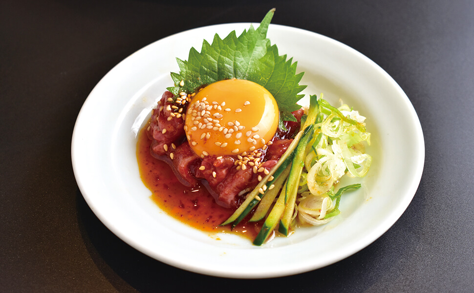 和牛炙りユッケ 858円