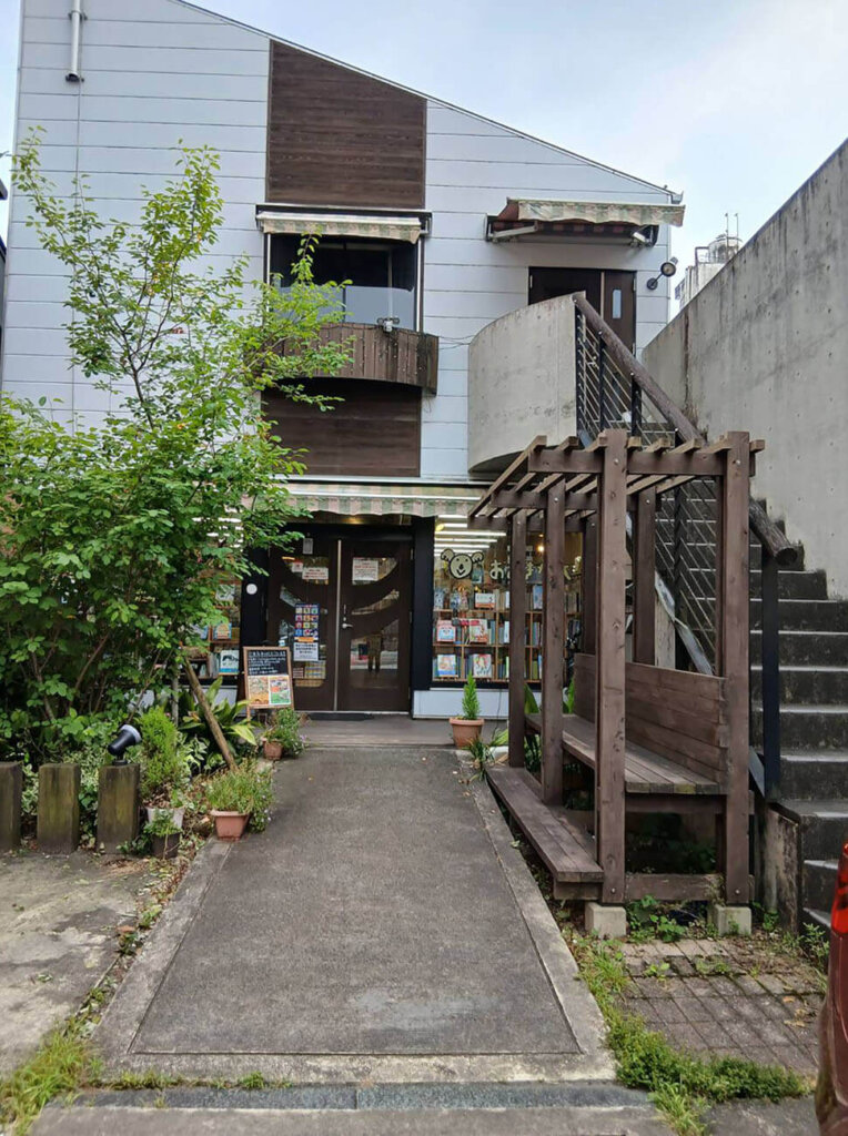 店舗前のウッドチェアで、絵本が読めそう♪