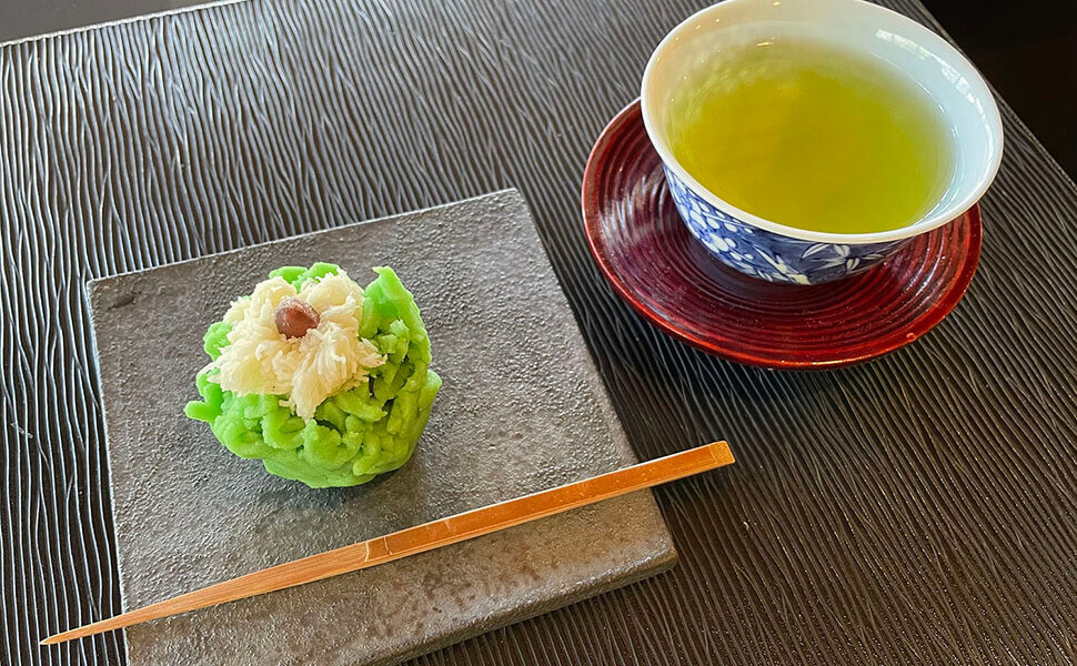 煎茶と松花堂の和菓子