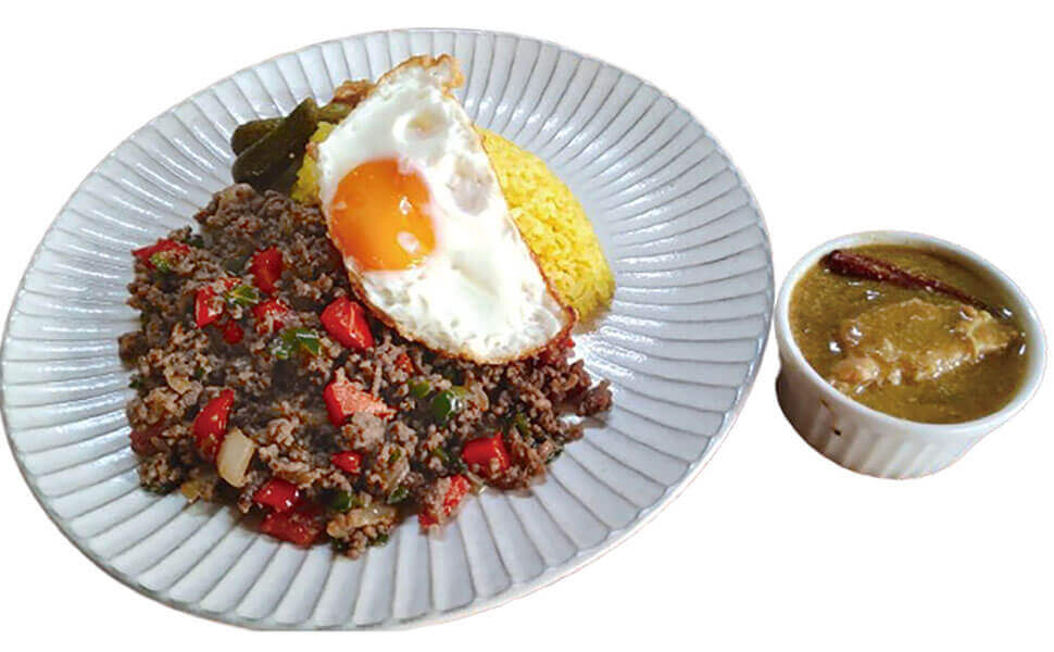 さなえ食堂のガパオライスとミニグリーンカレーのセット